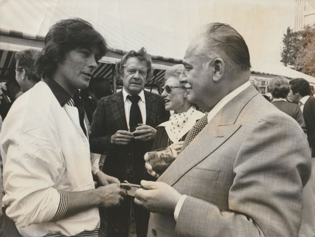 Alain Delon et M. Mme Coquatrix ©A.F.P Telephono-J.P.P (Collection Yves Aublet)