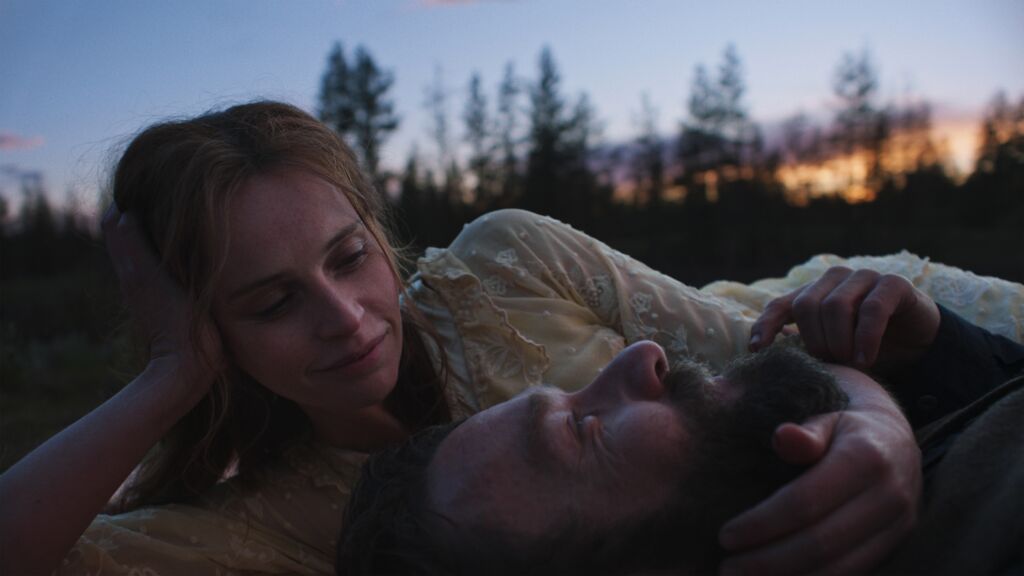 TRAIN DREAMS - (L-R) Gladys Oakley (Felicity Jones) and Robert Grainier (Joel Edgerton). Cr: Courtesy of Netflix