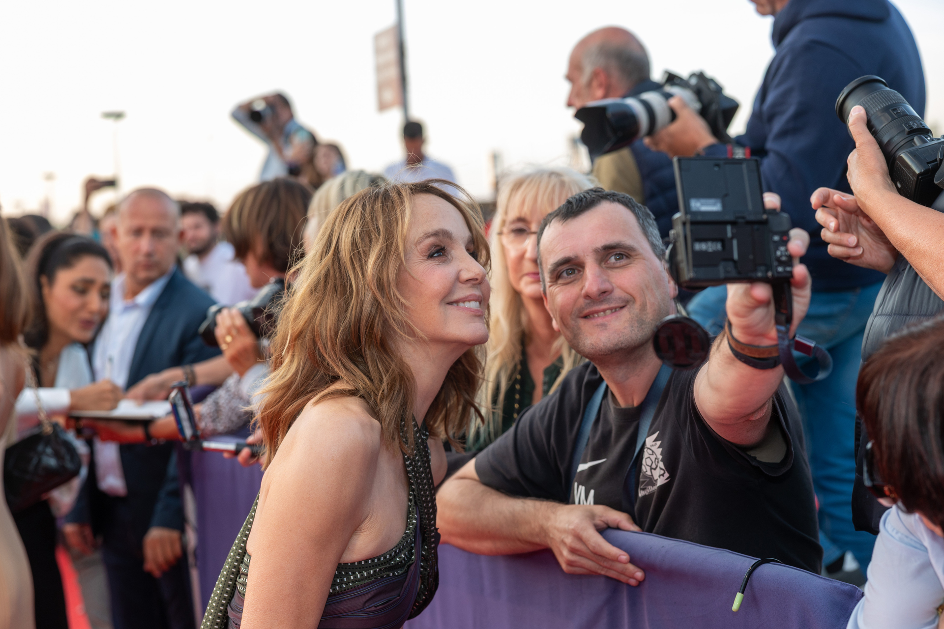 Philippine Leroy-Beaulieu sur le tapis rouge prend des photos avec les fans