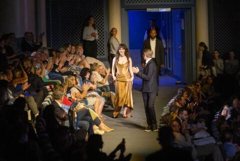 Sophie Tatcher entre dans l'auditorium